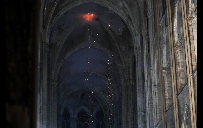 Vista interior de la catedral de Notre Dame tras el incendio de este lunes. EFE / Y. Valat