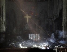 Vista interior de la catedral de Notre Dame tras el incendio de este lunes. EFE / Y. Valat