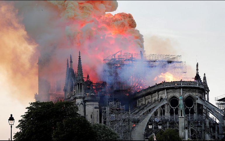La Catedral de Notre Dame, icono de París y exponente máximo del arte gótico, sufrió ayer un devastador incendio que acabó con parte de su estructura. EFE/I. Langsdon