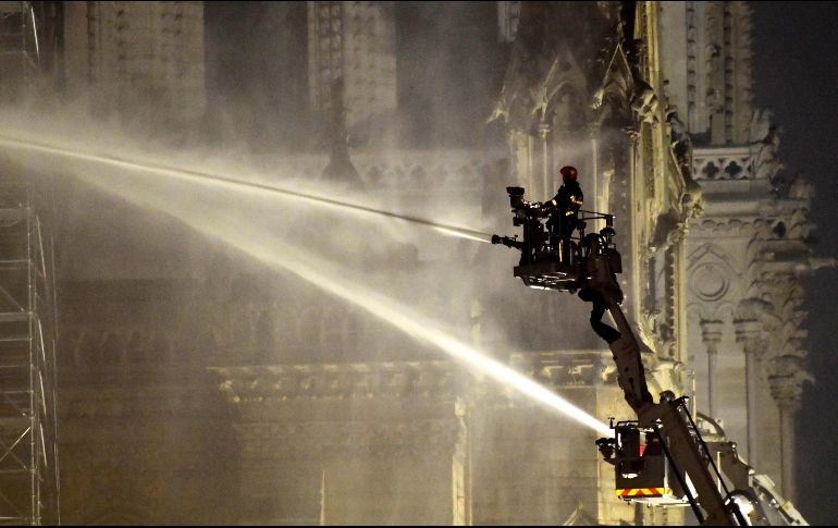 Más de 500 bomberos lucharon para impedir el colapso del edificio, evitando que el fuego alcanzara las torres principales. EFE/J. De Rosa