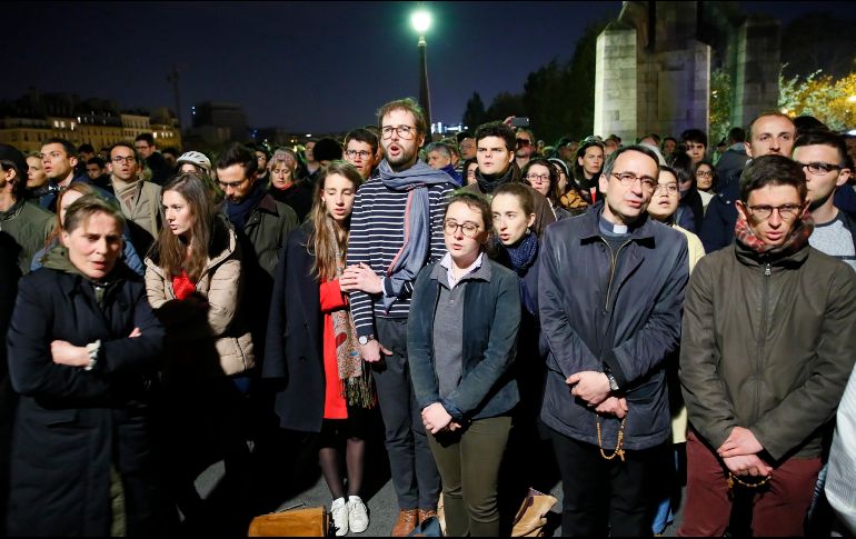 Por la noche, cientos de personas se reunieron para rezar en el Pont aux Changes, situado frente al monumento, para comenzar a rezar de manera espontánea un Ave María. AP/F. Mori
