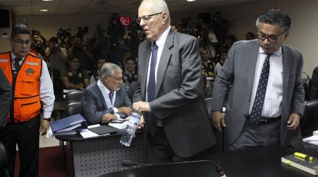 Pedro Pablo Kuczynski (c), acompañado de su abogado, César Nakazaki durante la audiencia de ayer. EFE/F. Medina