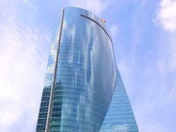 Torrespacio, el cuarto rascacielos más alto de España y el vigesimocuarto de Europa, con 57 plantas y una altura 235 metros, cuenta con seis niveles de estacionamiento y actualmente el 94.0 por ciento de su superficie está alquilado. TWITTER / @policia