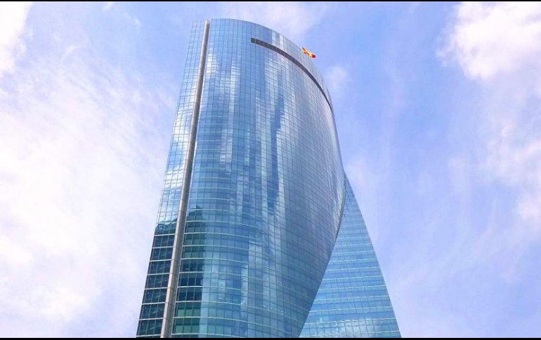 Torrespacio, el cuarto rascacielos más alto de España y el vigesimocuarto de Europa, con 57 plantas y una altura 235 metros, cuenta con seis niveles de estacionamiento y actualmente el 94.0 por ciento de su superficie está alquilado. TWITTER / @policia