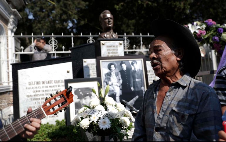 Este lunes 15 de abril de 2019, se realiza el homenaje luctuoso a Pedro Infante en el panteón Jardín de la Ciudad de México. El cantante y actor, considerado un ídolo murió un día como hoy pero de 1957. SUN / I. Stephens