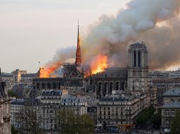 Por ocho horas, 400 bomberos trabajaron para extinguir el fuego; el techo y la aguja central resultaron dañados en su totalidad, mientras la estructura y las principales obras de arte se lograron conservar. AFP / F. Barreau