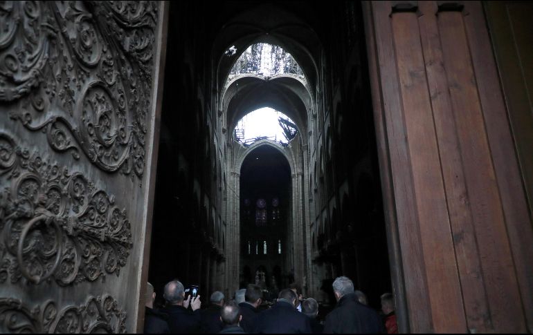 Empresas y millonarios prometieron este martes donaciones por más de 600 millones de euros para reconstruir la catedral de Notre Dame de París, destruida parcialmente por un incendio. EFE/ C. Petit