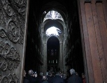 Empresas y millonarios prometieron este martes donaciones por más de 600 millones de euros para reconstruir la catedral de Notre Dame de París, destruida parcialmente por un incendio. EFE/ C. Petit
