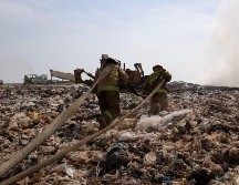 Para el combate del siniestro los bomberos solamente utilizan agua que arrojan con motobombas y remueven los escombros en el vertedero con maquinaria. ESPECIAL/ Protección Civil Jalisco