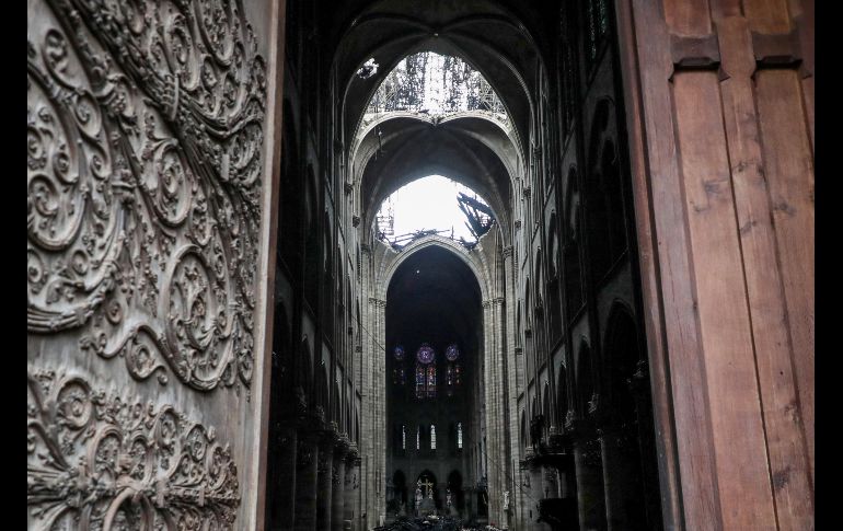 El interior de la catedral de Notre Dame en París, Francia, tras el incendio de ayer.