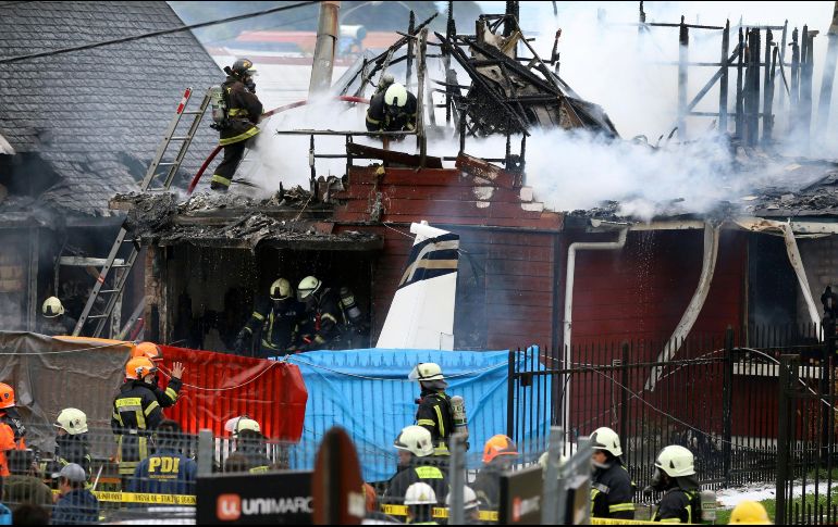 Tras el accidente, una de las viviendas se incendió y quedó totalmente calcinada. AFP/J. Duque