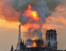 El incendio, cuyo origen se desconoce, arrasó con el techo de la catedral y provocó la destrucción de la aguja. AP / T. Mallet