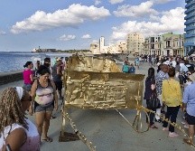 Asistentes observan la instalación artística 
