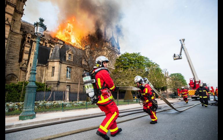 Brigada de bomberos de París difundió este martes imágenes de las labores de combate al incendio en la catedral de Notre Dame de París, desatado ayer.