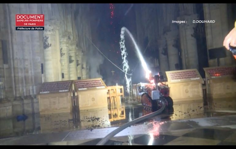 Toma de video del operativo. Gracias a que la catedral fue evacuada no se registraron víctimas, salvo un bombero que sufrió heridas leves.
