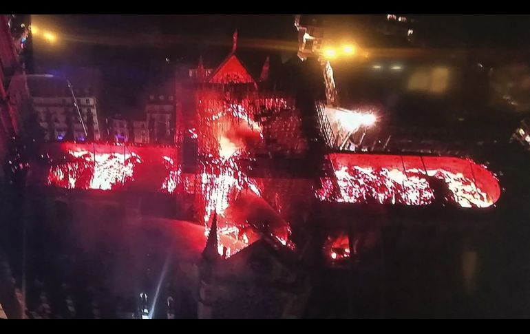 Toma de video que muestra una vista aérea del incendio. AFP