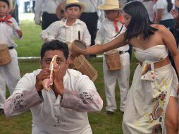 Aún con los 30 grados centígrados que se sienten en Tabasco, unas 2.000 personas recordaron la primera misa y evangelización que se hizo en el actual México. EFE /J. Avalos