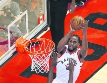 Kawhi Leonard realiza un tiro a la canasta para conseguir dos de sus 37 puntos. EFE