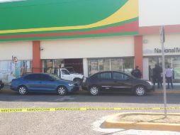 Al entrevistarse con los empleados indicaron que se había impactado la camioneta y que poco después un par de sujetos llegó posteriormente a bordo de una motocicleta, quienes después escaparon del lugar.  ESPECIAL/