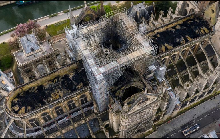 El incendio del lunes destruyó gran parte del techo principal de Notre Dame. AP / Gigarama