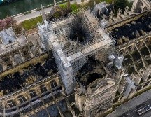 El incendio del lunes destruyó gran parte del techo principal de Notre Dame. AP / Gigarama