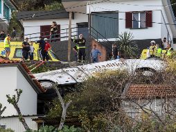 Rescatistas inspeccionan el sitio de un accidente donde chocó un autobús de turismo este miércoles en Canico, Santa Cruz, isla Madeira. EFE/H. Gouveia