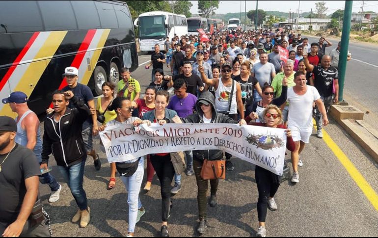Decenas de migrantes de nacionalidad cubana emprendieron su camino a la Ciudad de México este miércoles desde Tapachula. EFE/J. Blanco