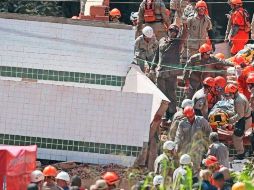 Ernesto da Fonseca Costa (presidente de la Asociación de Vecinos de Muzema), aceptó la petición de la Fiscalía para suspender cualquier nueva obra en el condominio construido por las milicias. TWITTER / @conexioncarlosc