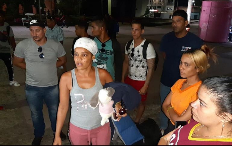 Migrantes de nacionalidad cubana que saldrían en caravana a Ciudad de México intentaron partir en autobuses pero se retrasaron debido a que no han hallado unidades de transporte suficientes para que los traslade de la ciudad de Tapachula. EFE / J. Blanco