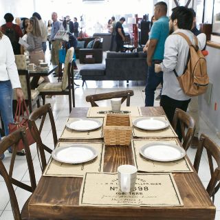 Para reinserción, internos de Puente Grande crean mueblería