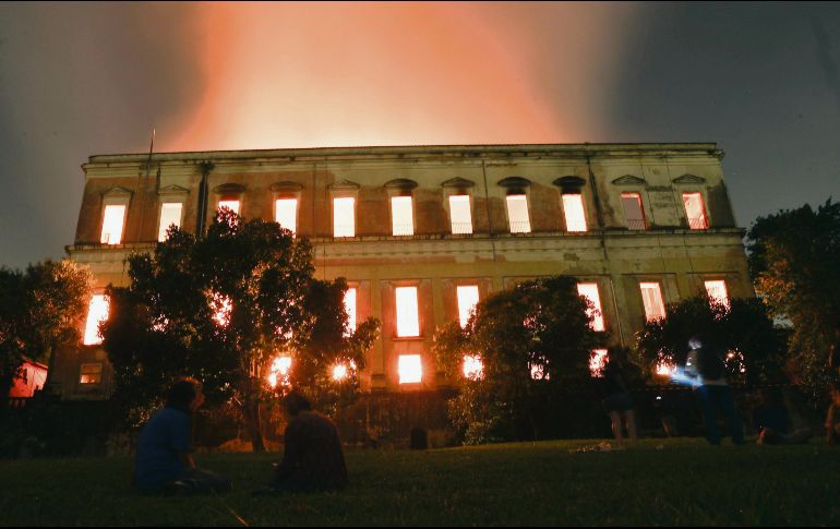 Una imagen que muestra cómo el Museo Nacional de Brasil fue consumido por las llamas; ocurrió el 2 de septiembre de 2018. EFE