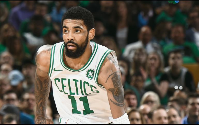 Kyrie Irving aportó 37 puntos para poner arriba a los Celtics en la serie. AFP / B. Babineau