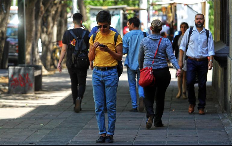 De acuerdo con el Ifetel, existen configuraciones en los celulares que restringen a ciertas aplicaciones el uso de datos. EL INFORMADOR / ARCHIVO