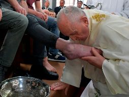 Con frecuencia, el Pontífice ha realizado la ceremonia del Jueves Santo en prisiones para reforzar su mensaje de vocación de servicio. AFP/VATICAN MEDIA