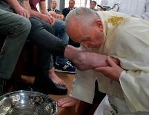 Con frecuencia, el Pontífice ha realizado la ceremonia del Jueves Santo en prisiones para reforzar su mensaje de vocación de servicio. AFP/VATICAN MEDIA