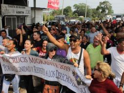 Agentes de la Policía Federal y de Migración impidieron ayer miércoles que los isleños continuaran su itinerario en la búsqueda de la frontera con Estados Unidos. EFE / ARCHIVO