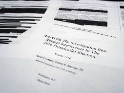 El Departamento de Justicia divulgó en línea el jueves por la mañana una versión expurgada del informe. En la imagen, páginas con porciones censuradas. AP/C. Owen