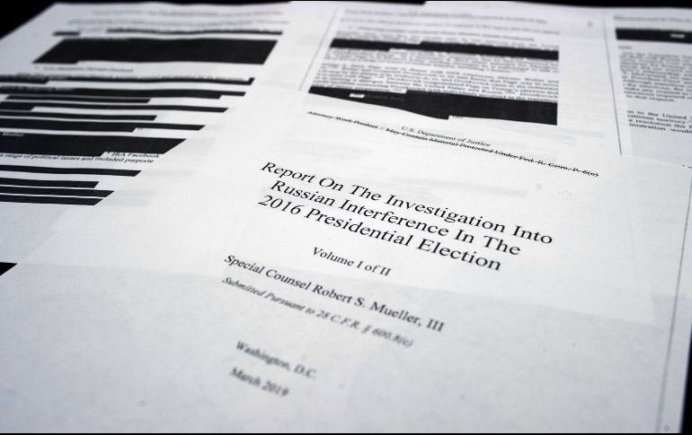 El Departamento de Justicia divulgó en línea el jueves por la mañana una versión expurgada del informe. En la imagen, páginas con porciones censuradas. AP/C. Owen