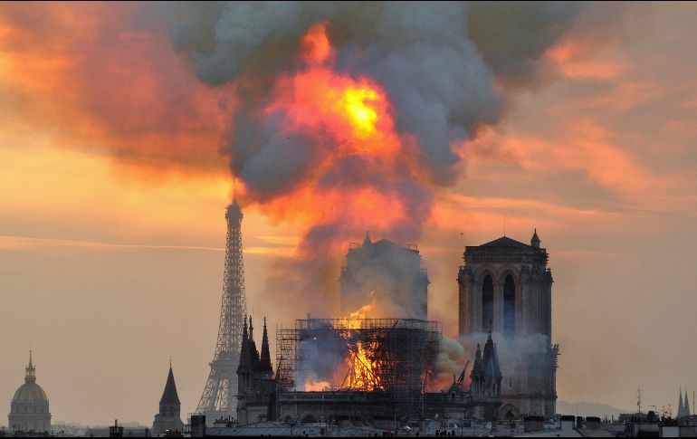 Autoridades resaltan que Notre Dame habría ardido hasta los cimientos si los bomberos no hubieran actuado tan rápido como lo hicieron. AP / ARCHIVO