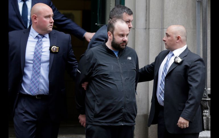 El detenido Marc Lamparello (c) a su salida de una estación policial en Nueva York.