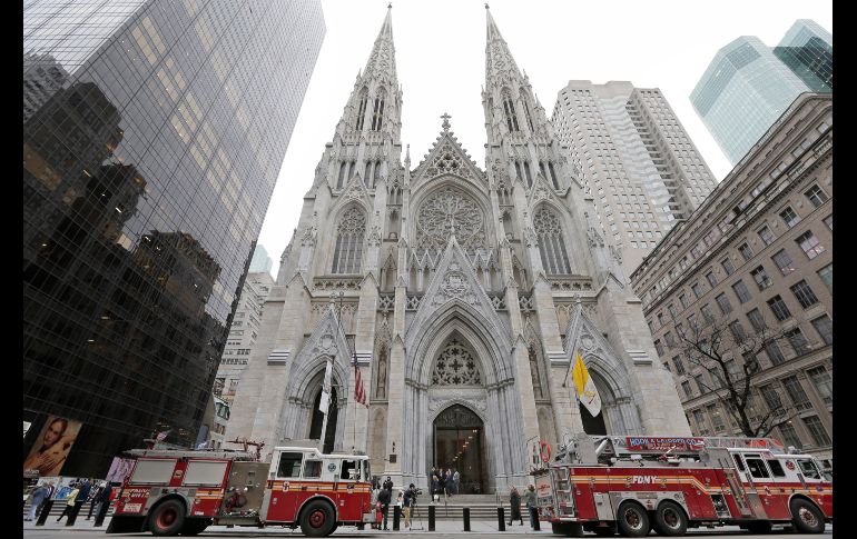 Vehículos de bomberos se ven afuera de la catedral de San Patricio en Nueva York este jueves, durante una inspección en el recinto.
