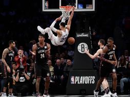 Ben Simmons consiguió una clavada espectacular en la victoria de su equipo. AP/F. Franklin II