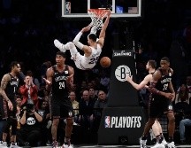 Ben Simmons consiguió una clavada espectacular en la victoria de su equipo. AP/F. Franklin II