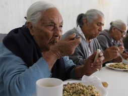 Adultos mayores, niños y personas con discapacidad reciben asistencia. ESPECIAL