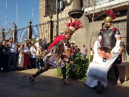 Ante el Palacio Federal, Herodes humilla a Jesús luego de que este se niegue a hacer un milagro frente a él y Pilato deja en manos del pueblo que elija entre él y Barrabás.  EL INFORMADOR/ J. Armendáriz