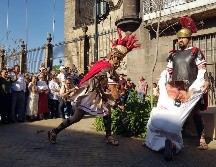 Ante el Palacio Federal, Herodes humilla a Jesús luego de que este se niegue a hacer un milagro frente a él y Pilato deja en manos del pueblo que elija entre él y Barrabás.  EL INFORMADOR/ J. Armendáriz