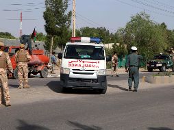 Miembros de la seguridad afgana montan guardia en el lugar en el que se produjo una explosión este viernes en Herat. EFE/J. Rezayee