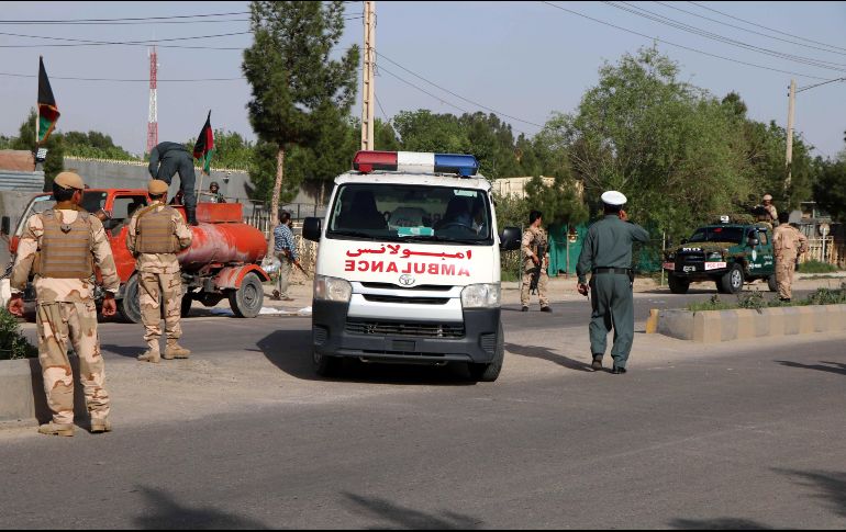 Miembros de la seguridad afgana montan guardia en el lugar en el que se produjo una explosión este viernes en Herat. EFE/J. Rezayee