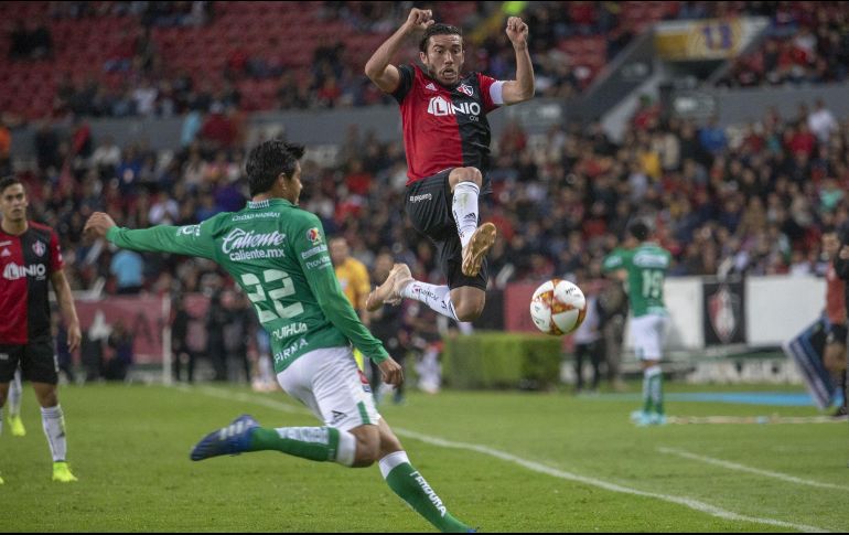 Juan Pablo Vigón (D), capitán rojinegro, abrió el marcador en la más reciente victoria de los Zorros sobre La Fiera (Apertura 2017). MEXSPORT/ARCHIVO