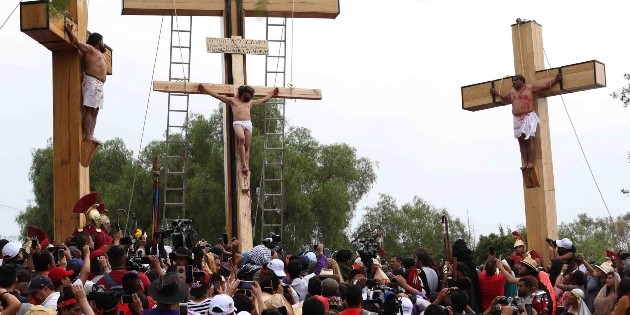Luego de tres ca&iacute;das, crucifican al Jes&uacute;s de Iztapalapa